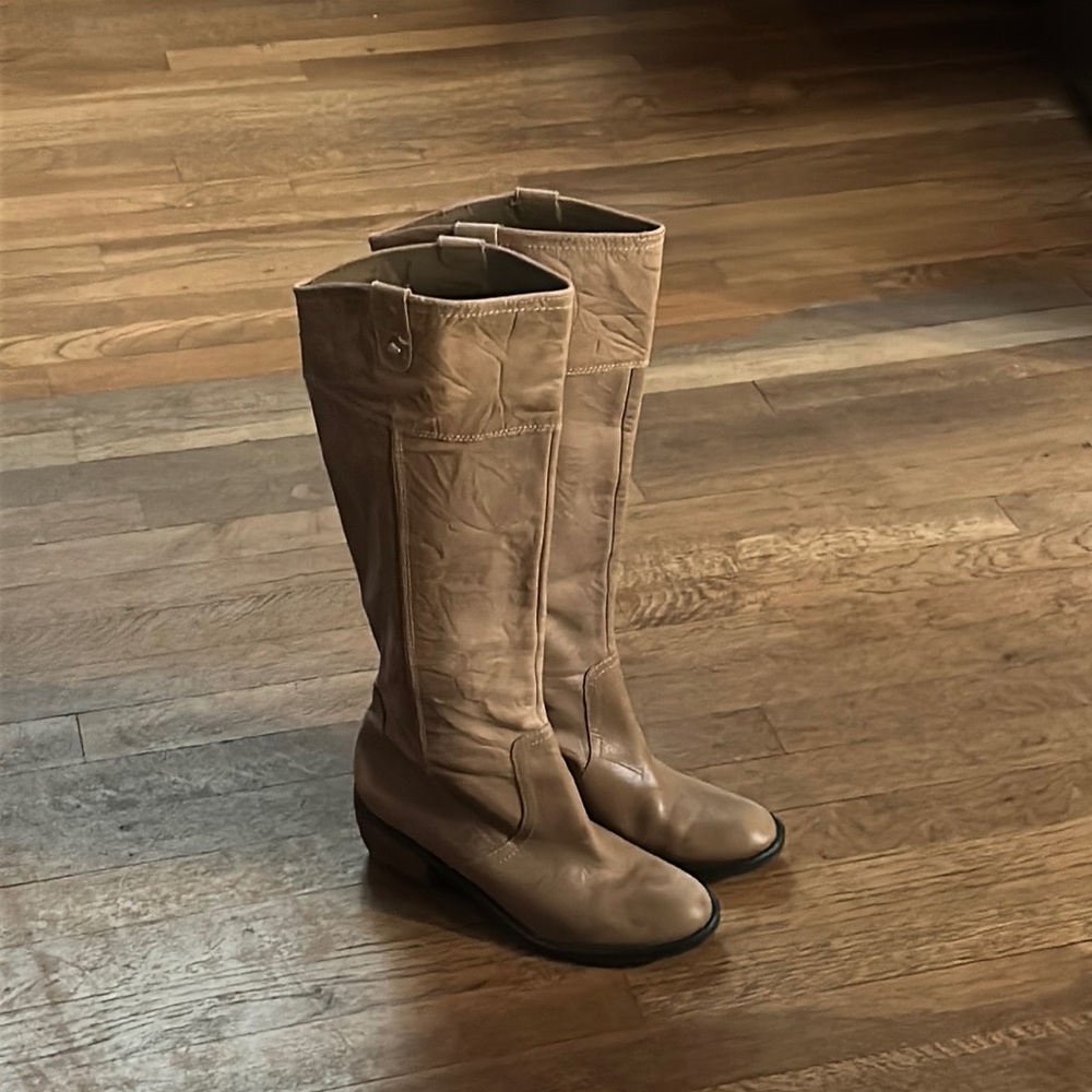 Women’s size 8 leather light brown beige color Gianni Binni tall boots